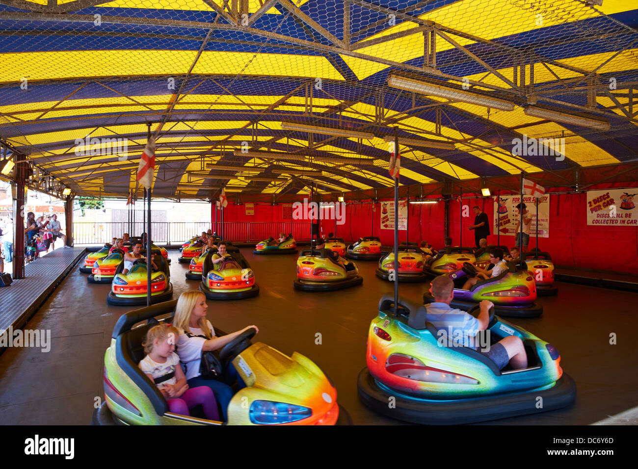 Dodgem auto a Dymchurch Amusement Park High Street Dymchurch Kent REGNO UNITO Foto Stock