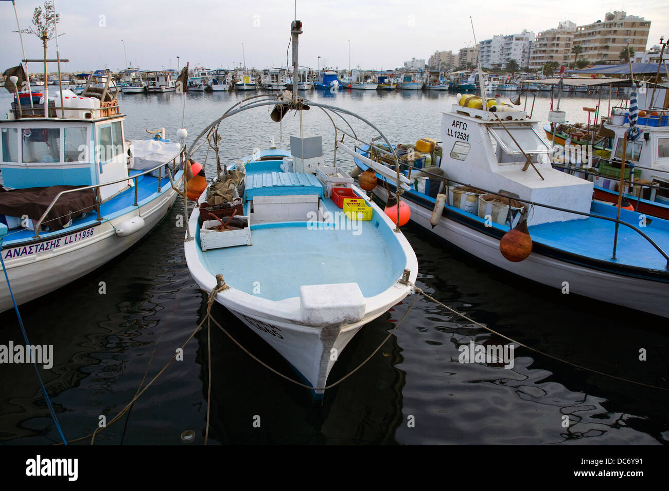 Colorate barche dei pescatori al tramonto in un porto di McKenzie spiaggia di Larnaka, Cipro. Foto Stock