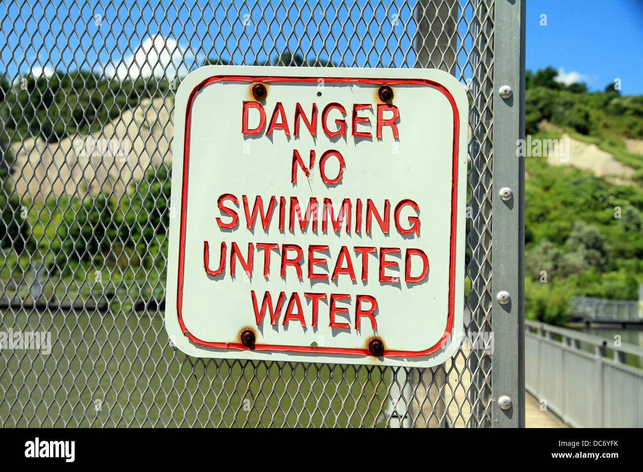 Pericolo n. Piscina di acqua non trattata segno a Toronto in Canada Foto Stock