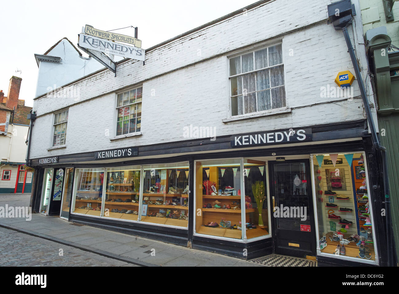 Kennedys negozio di calzature Sun Street Canterbury Kent REGNO UNITO Foto Stock