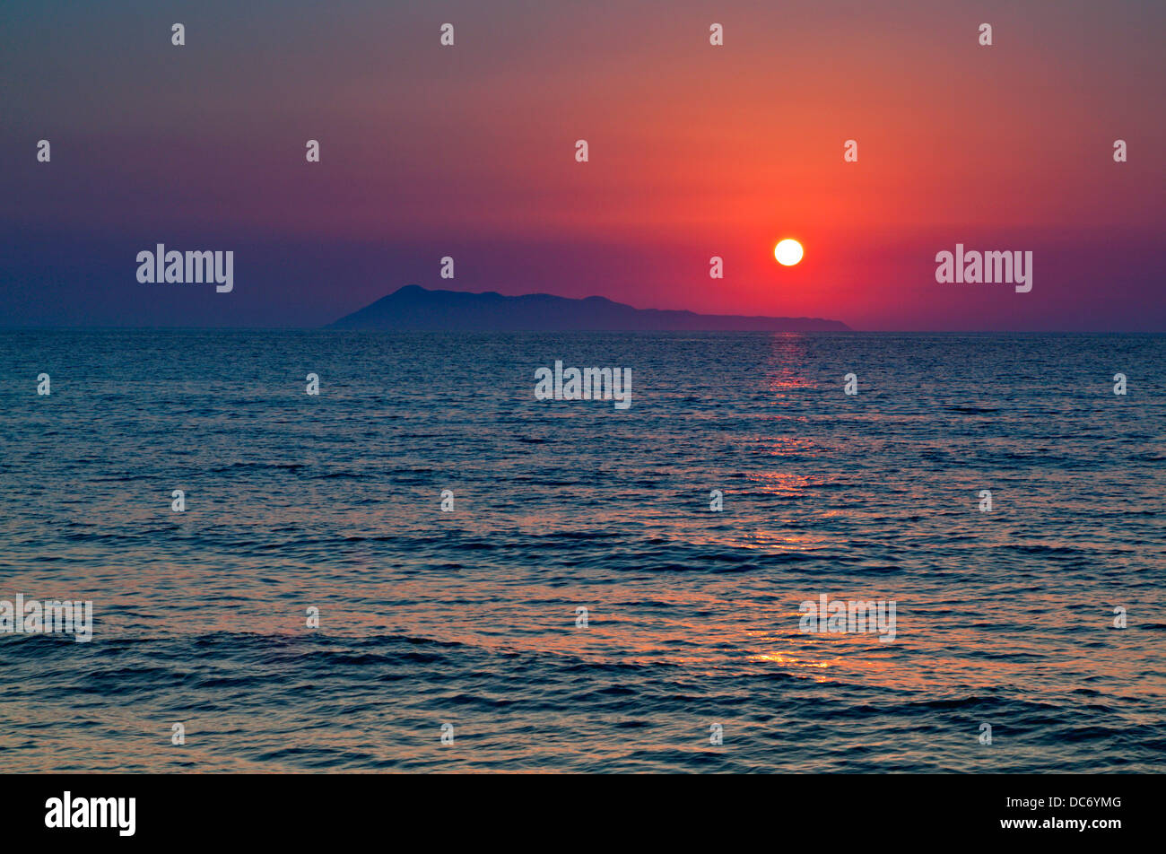 Tramonto all'isola di Corfu in Grecia. Vista dalla spiaggia di Logas Foto Stock