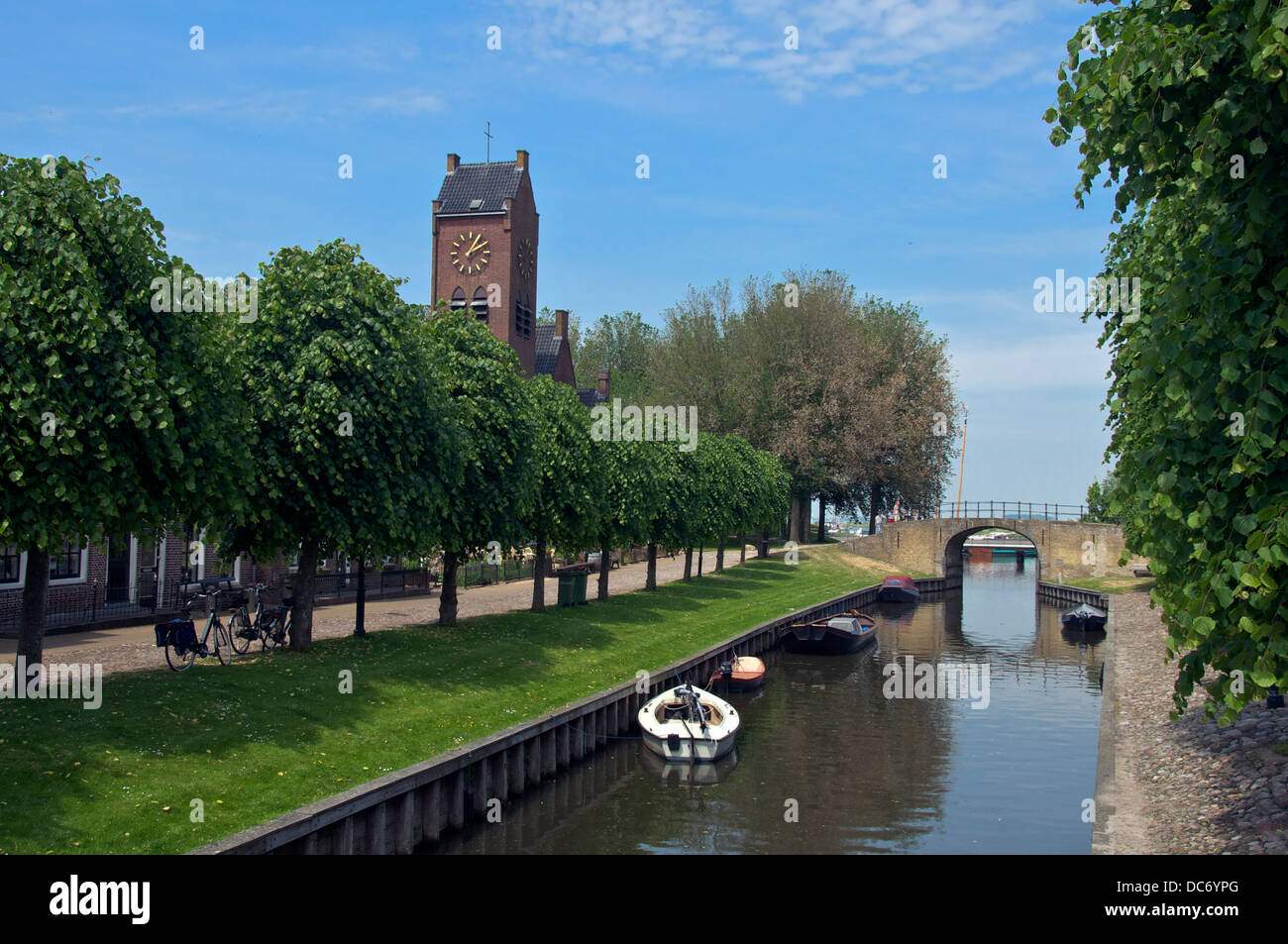 Heerenwal canal con il ponte e il campanile di una chiesa Sloten Frisia Olanda Foto Stock