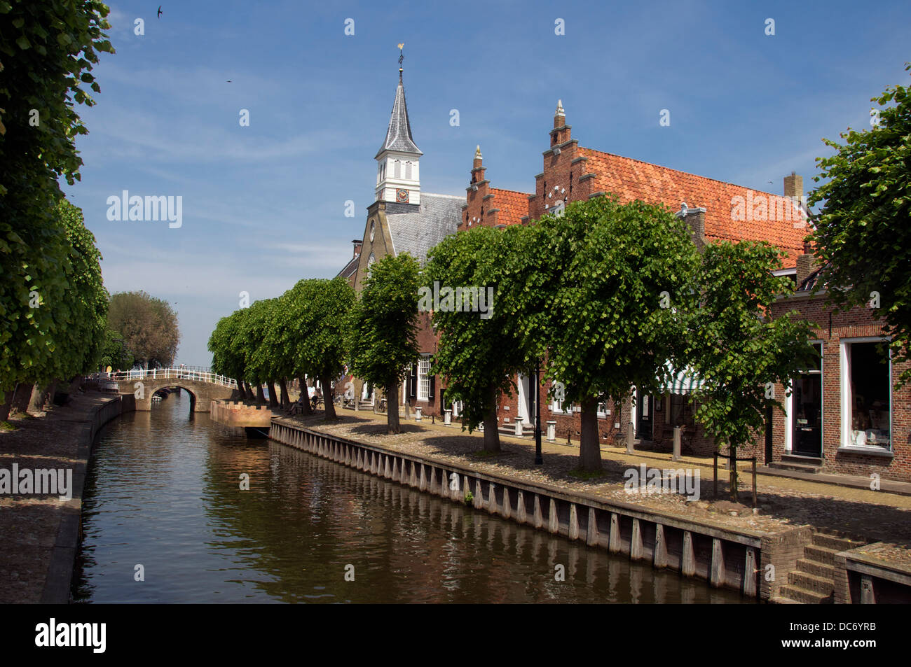 Heerenwal canal con ponte e case Sloten Frisia Olanda Foto Stock