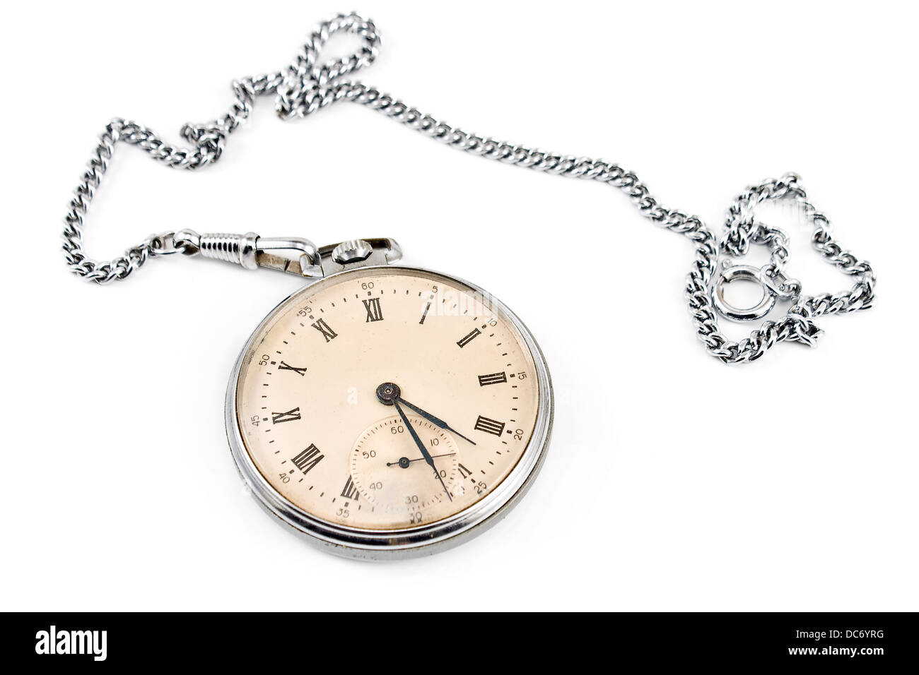 Il vecchio orologio da tasca con catena isolato su bianco Foto Stock