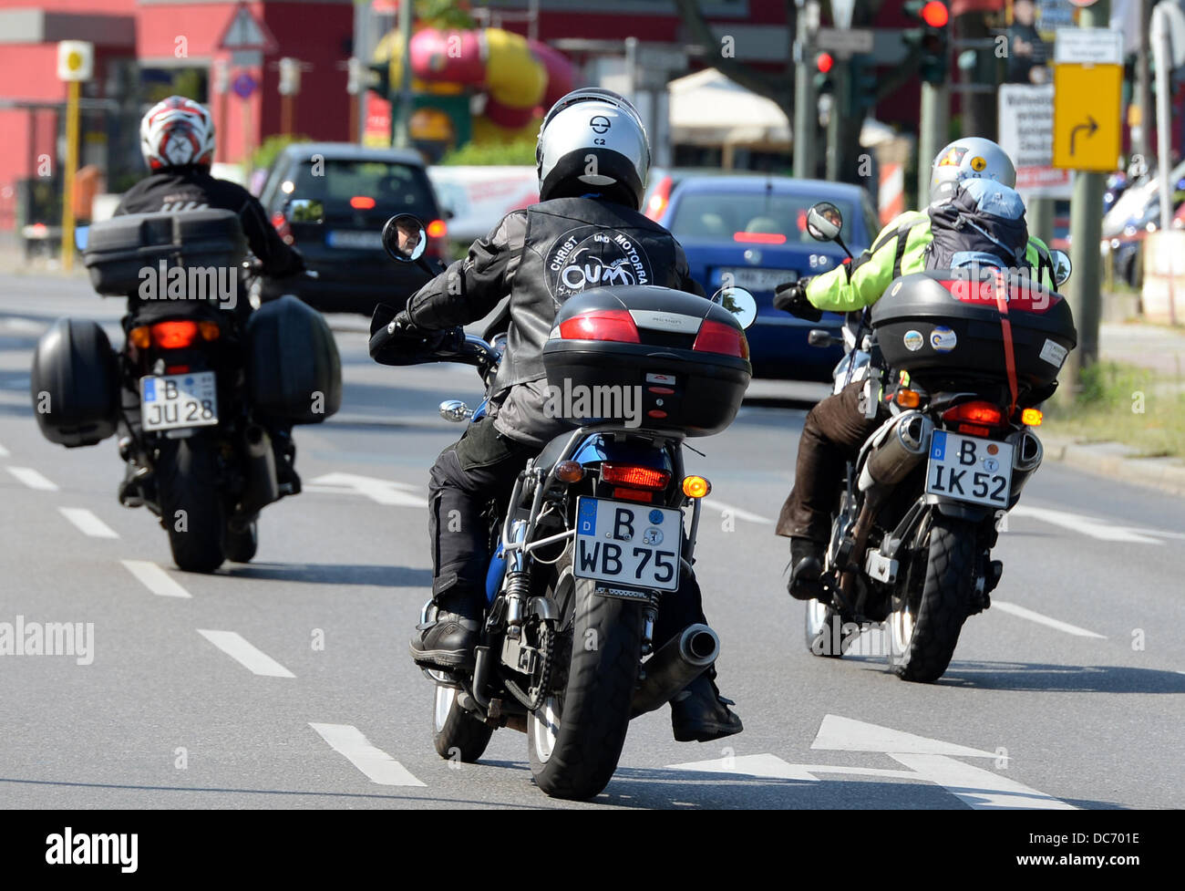 Motocicli sono azionati all'inizio del motociclo pellegrinaggio a Santiago de Compostela in Berlin-Alt-Mariendorf, Germania, 10 agosto 2013. Foto: Matthias esitano di fronte Foto Stock