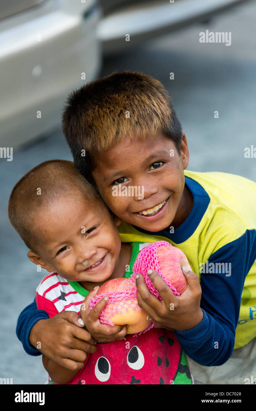 Ragazzi piccoli accattonaggio in Makati City in Metro Manila, Filippine Foto Stock