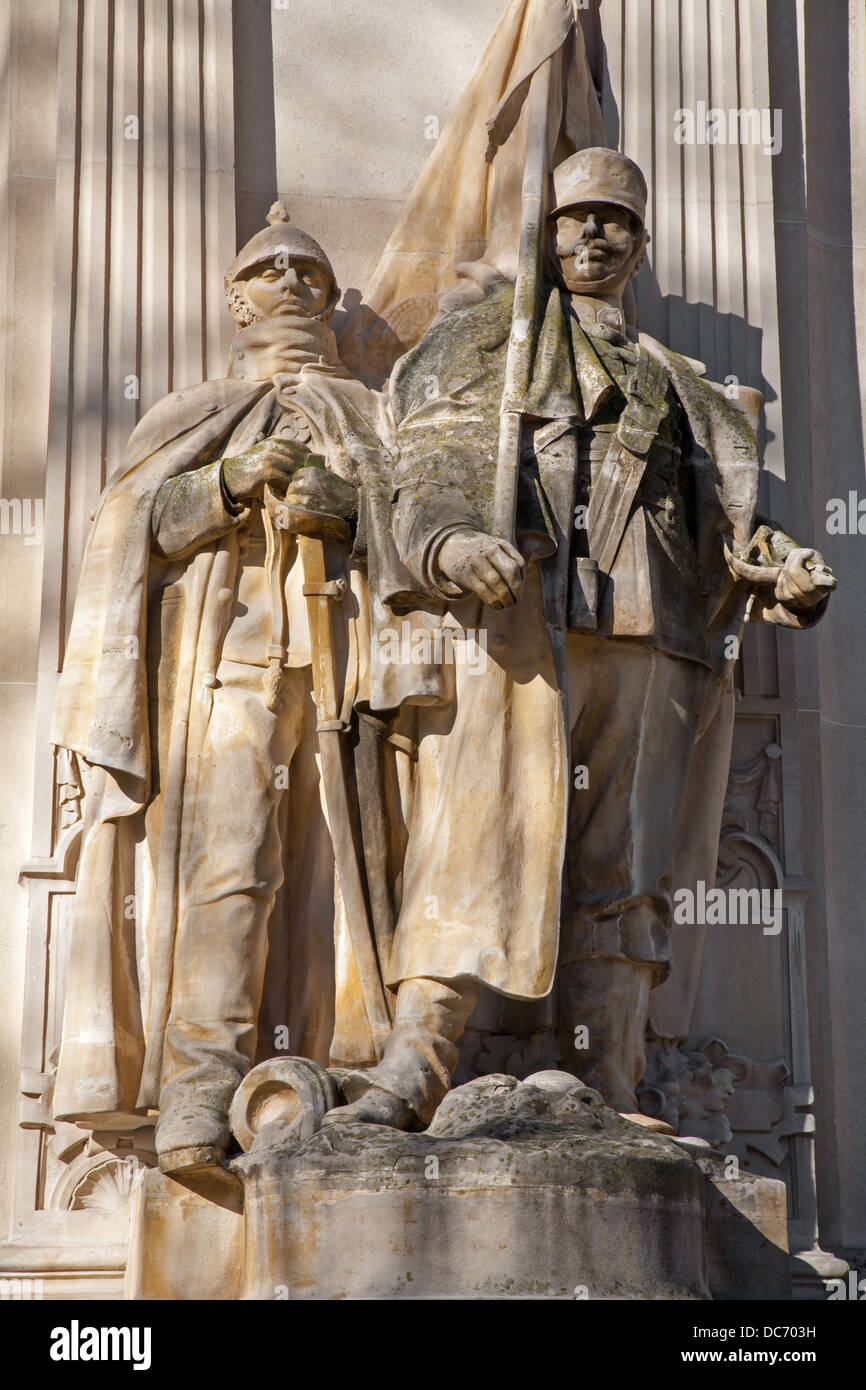 Madrid - i soldati scultura da un monumento di Alfonso XII del Parco del Buen Retiro Foto Stock