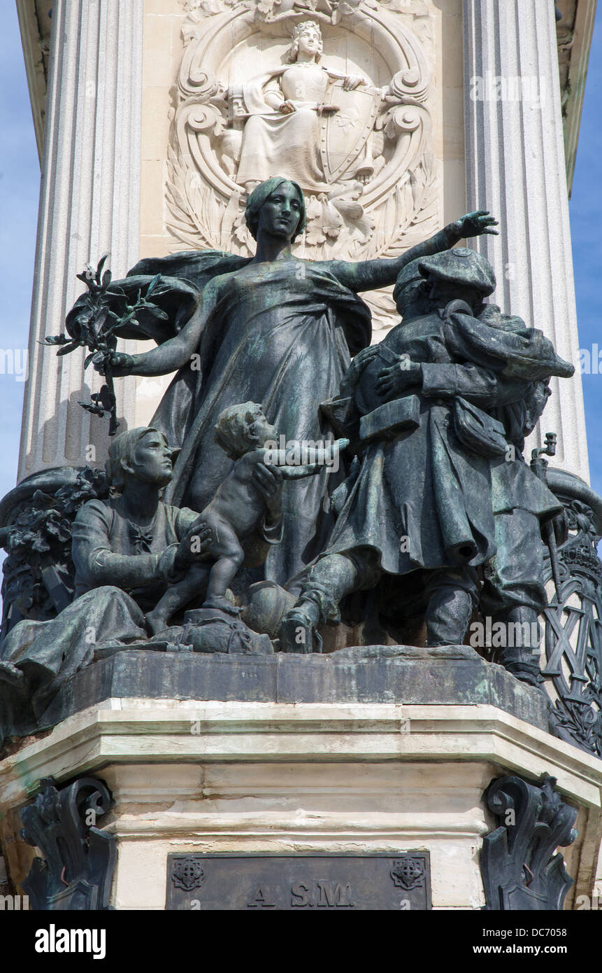 Madrid - "La Paz" ("pace') di Miquel Blay. Statua che si trova nella base centrale del monumento di Alfonso XII Foto Stock