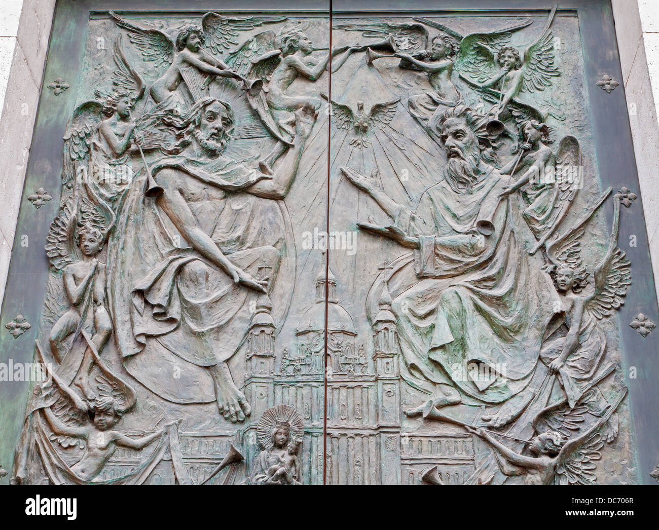 MADRID - MARZO 10: Gesù e Dio Padre. Dettaglio dalla moderna porta di bronzo della Cattedrale di Almudena Foto Stock
