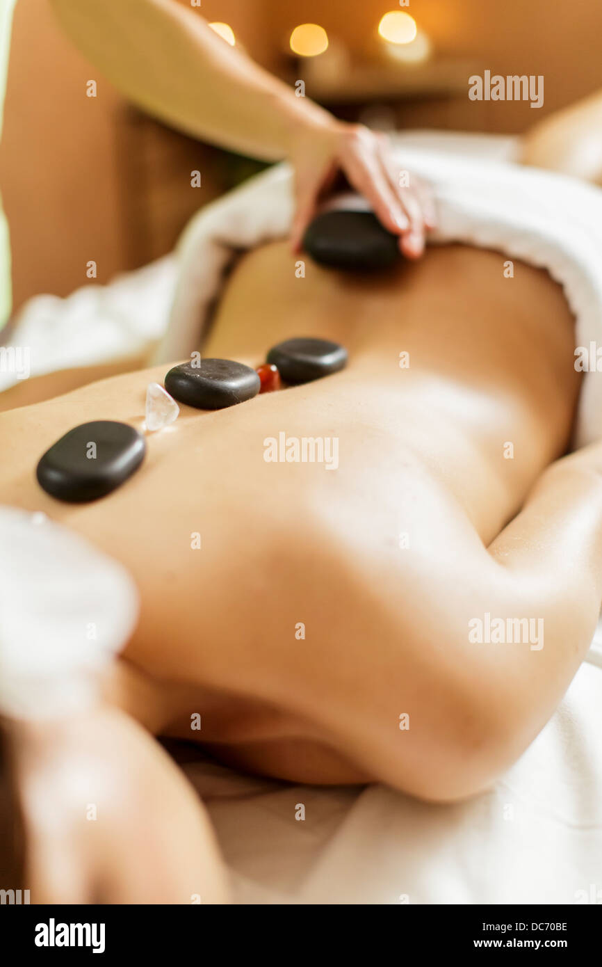 Massaggio Hot Stone La terapia Foto Stock