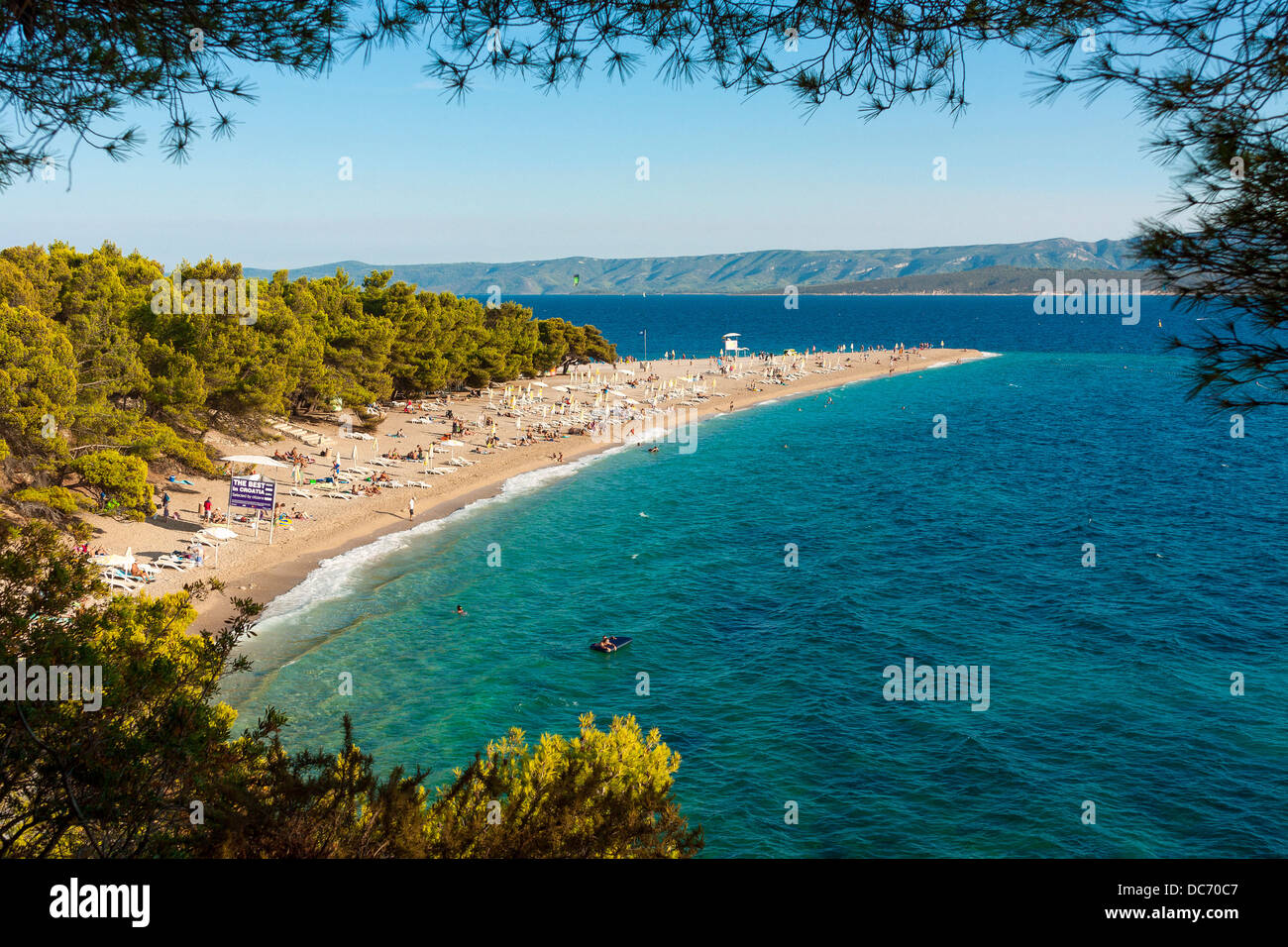 I turisti sulla spiaggia Zlatni Rat a Bol sulla isola di Brac, Croazia Foto Stock