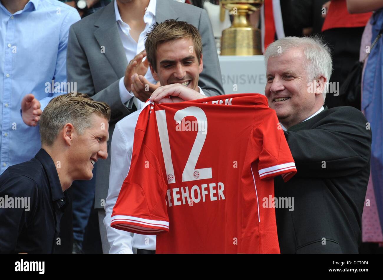 Governatore della Baviera Horst Seehofer R L riceve una maglia disegnata con il suo nome e il numero 12 dai due capitani Philipp Lahm e Bastian SCHWEINSTEIGER della Bundesliga club di calcio FC
