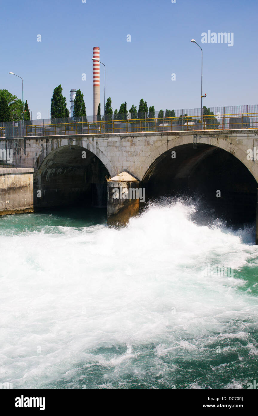 Diga, parte delle difese, sul fiume Mincio vicino a Peschiera, Italia, Europa Foto Stock