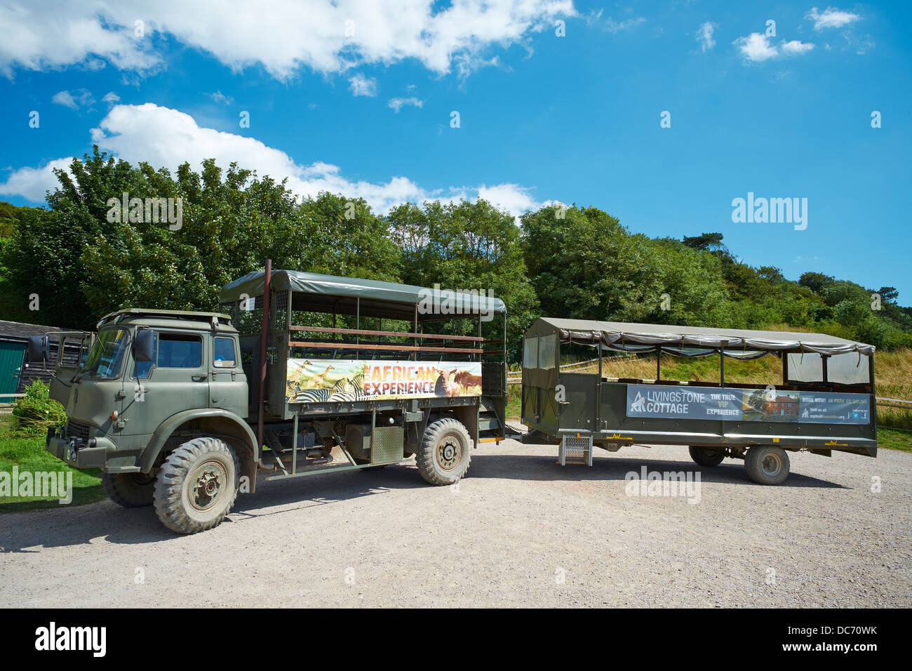 Bedford MJ anni ottanta del camion & traino del rimorchio Port Lympne Wild Animal Park vicino a Hythe Kent REGNO UNITO Foto Stock