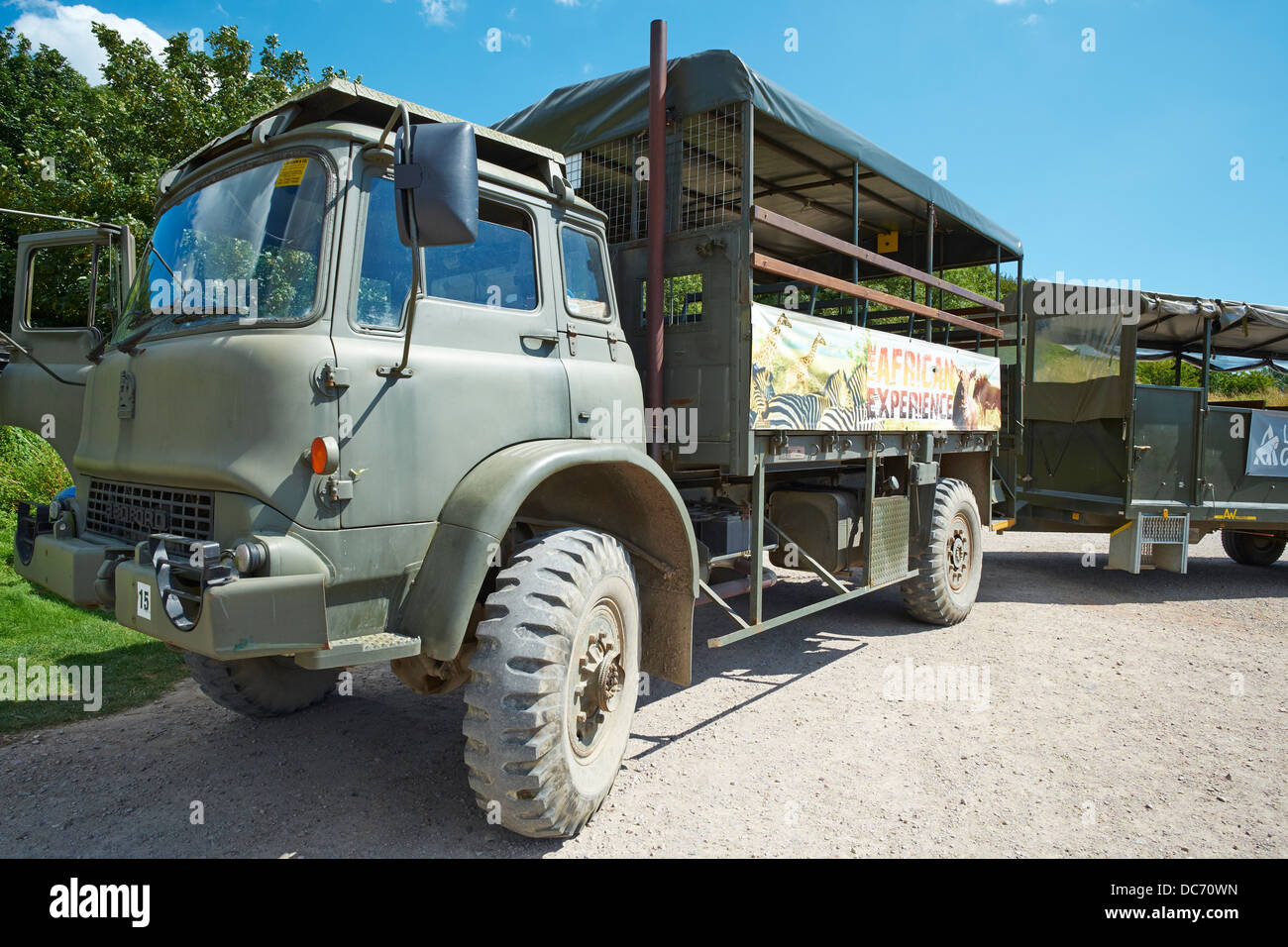 Bedford MJ anni ottanta del camion & traino del rimorchio Port Lympne Wild Animal Park vicino a Hythe Kent REGNO UNITO Foto Stock