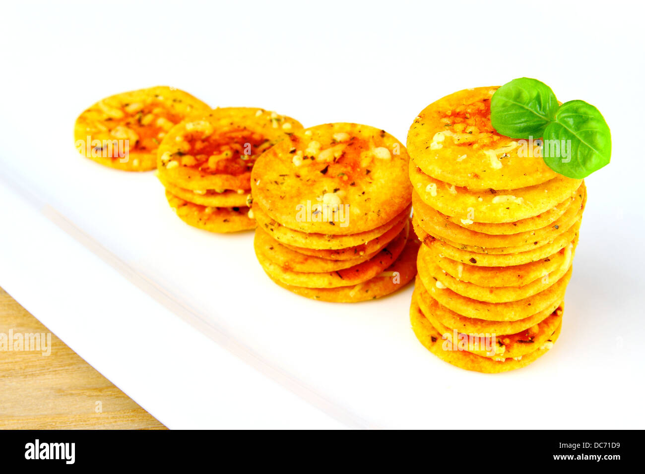 Pizza crackers con basilico come schema di concetto di mercato, close up Foto Stock