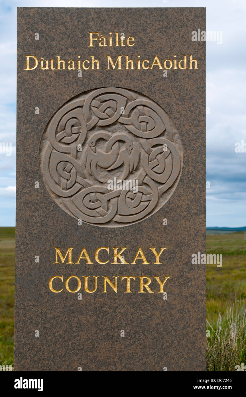 Mackay Paese sign in pietra, sulla A897 road vicino Forsinard, Strath Halladale, Sutherland, Scotland, Regno Unito Foto Stock