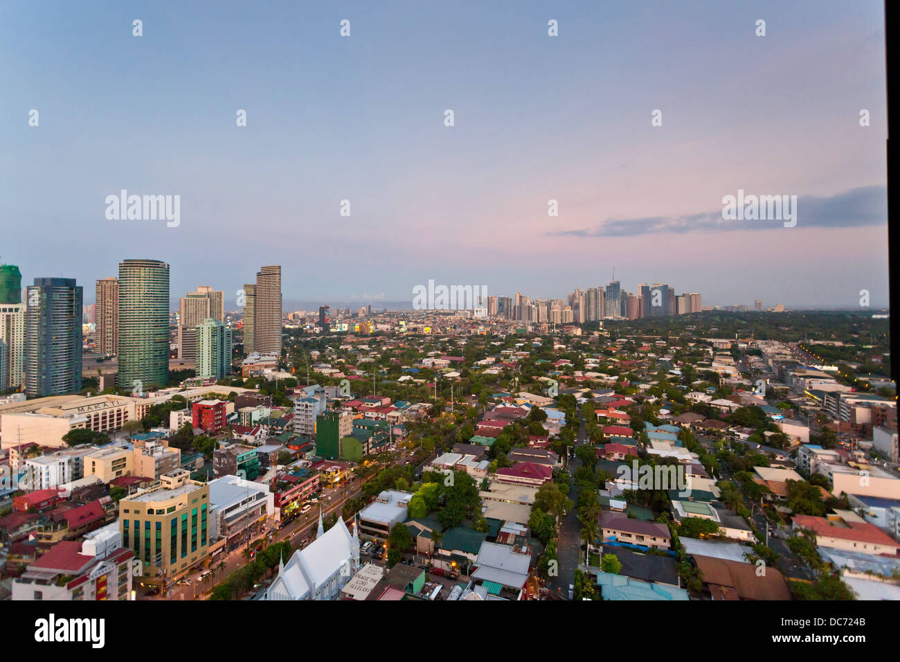 Vista su Makati City in Metro Manila al tramonto, Filippine Foto Stock