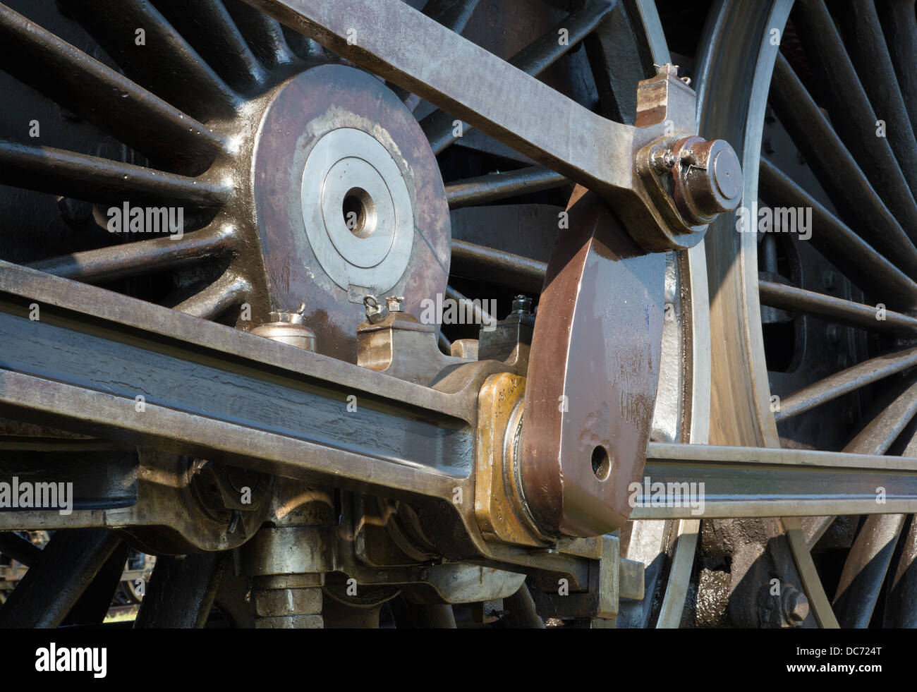 Dettaglio dell'asta di azionamento del meccanismo sulla vecchia locomotiva a vapore Foto Stock