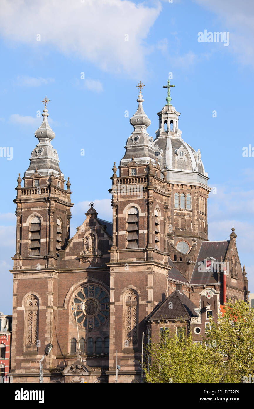 La Chiesa di San Nicola (Olandese: Sint Nicolaaskerk) da Adrianus Bleijs in Olanda, Amsterdam, Paesi Bassi. Foto Stock