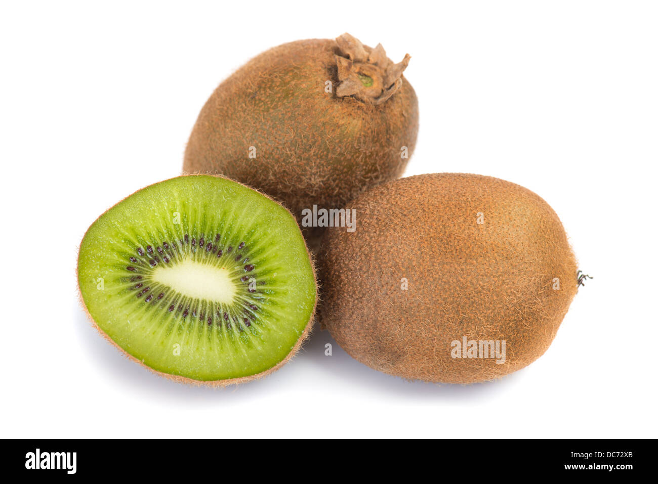 Gruppo di kiwi freschi frutti su bianco. Intero e affettato. Di grandi dimensioni Foto Stock