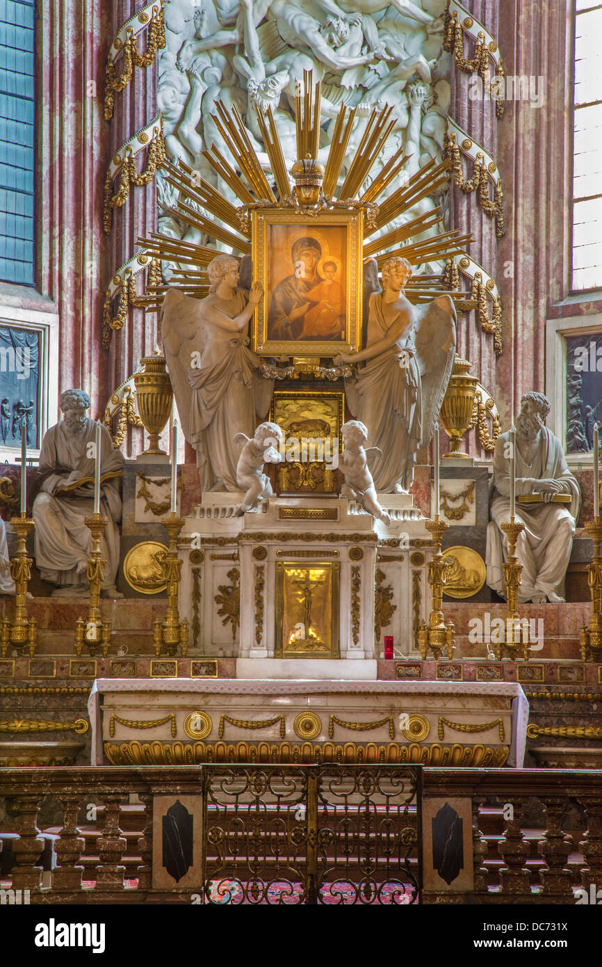 VIENNA - 3 luglio: Barocco altare maggiore in Michaelerkirche o st. Michael s chiesa su luglio 3, 2013 Vienna. Foto Stock