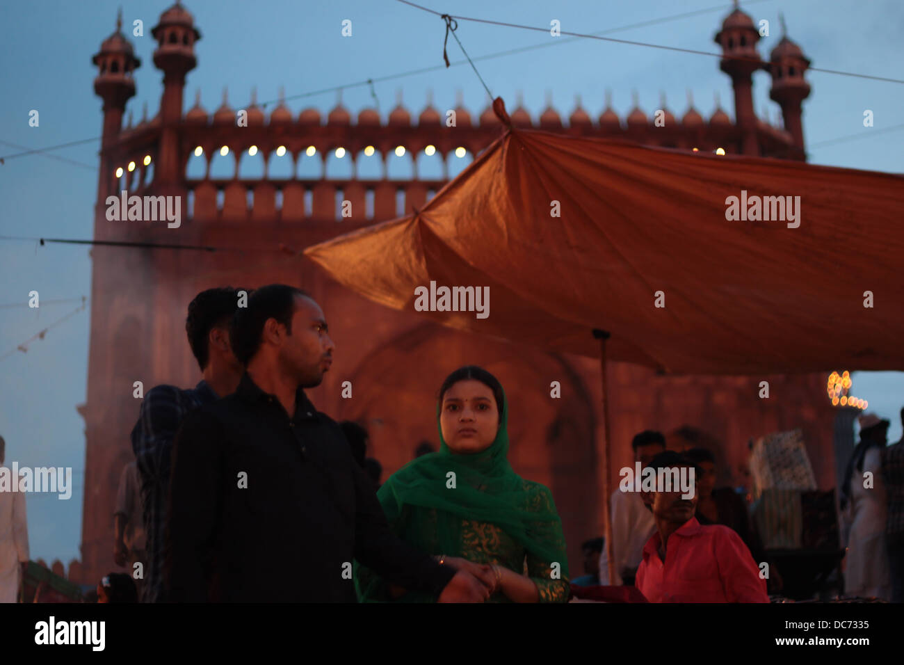 La devota musulmani al di fuori della Jama Masjid moschea di Delhi, India, in occasione di Eid. Foto Stock