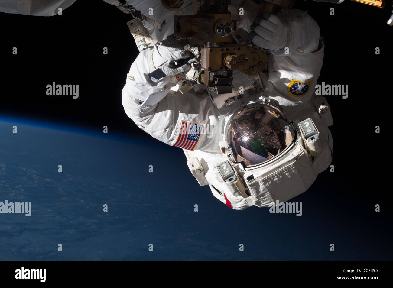La NASA Expedition 35 Tecnico di volo Chris Cassidy eseguendo uno spazio a piedi Foto Stock
