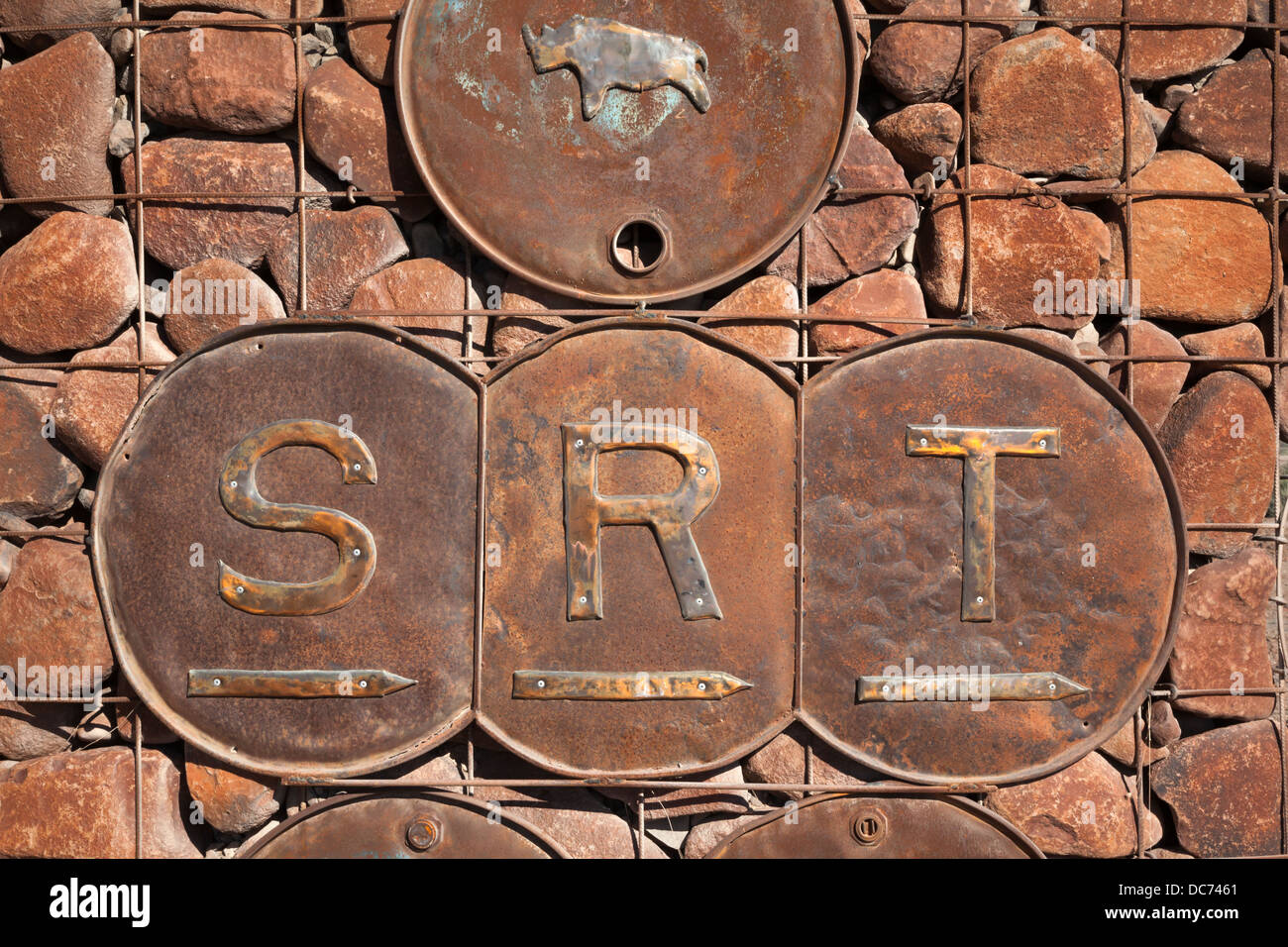 Metallo a 'Rhino' logo su ingresso gatepost, salvare il Rhino Trust, Damaraland, Namibia, Africa, maggio 2013 Foto Stock