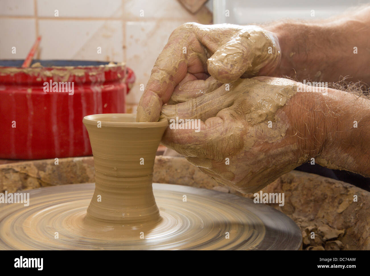 Le mani del vasaio al lavoro Foto Stock