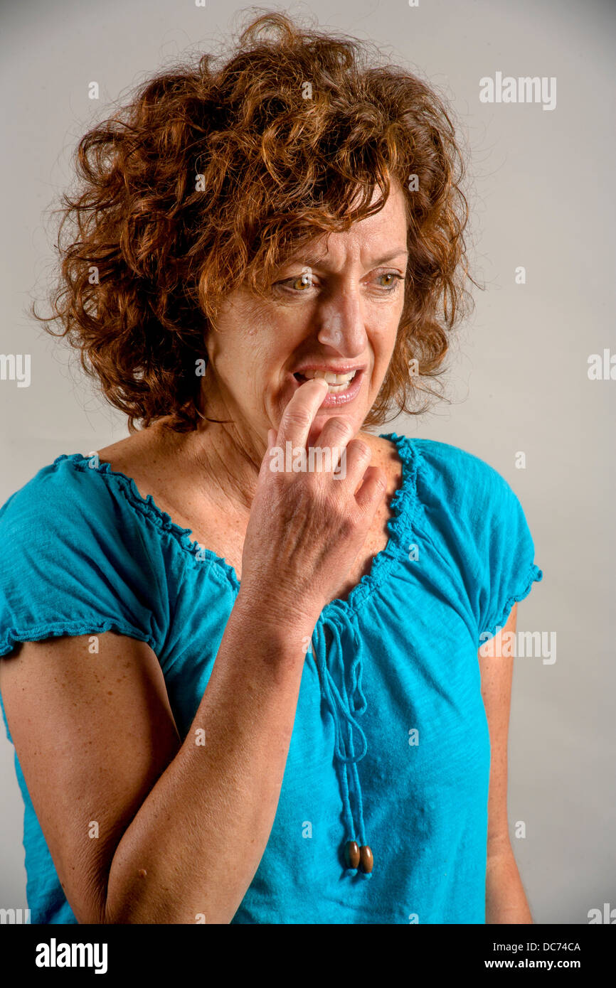A 50 anni dai capelli auburn donna dimostra la preoccupazione e la tensione. Foto Stock A 50 anni dai capelli auburn donna dimostra la preoccupazione e la tensione. Foto Stock