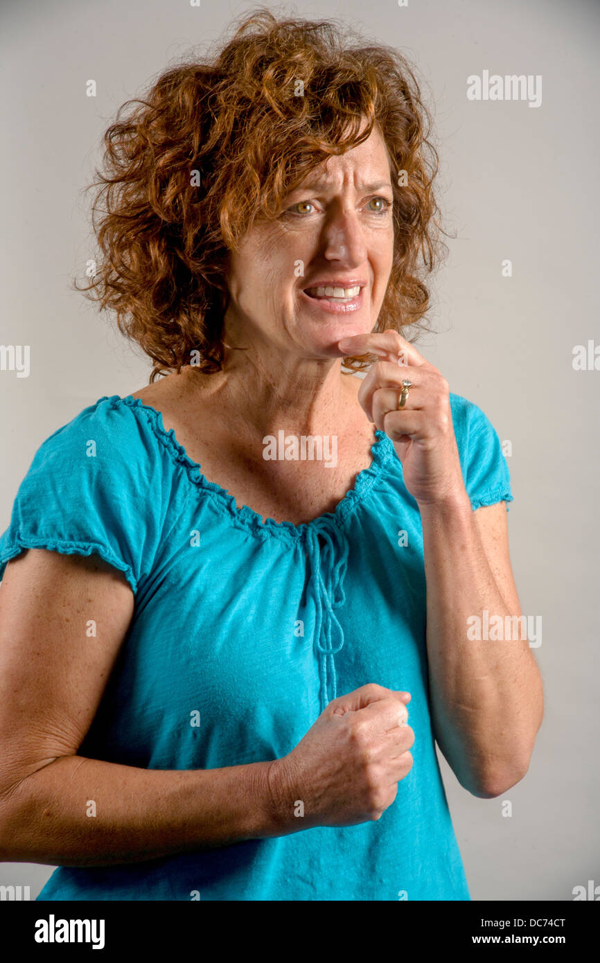 A 50 anni dai capelli auburn donna dimostra la preoccupazione e la tensione. Foto Stock A 50 anni dai capelli auburn donna dimostra la preoccupazione e la tensione. Foto Stock