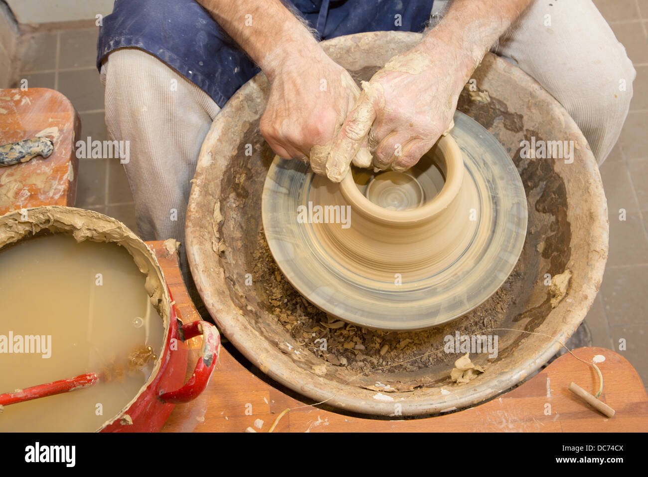 Le mani del vasaio al lavoro Foto Stock