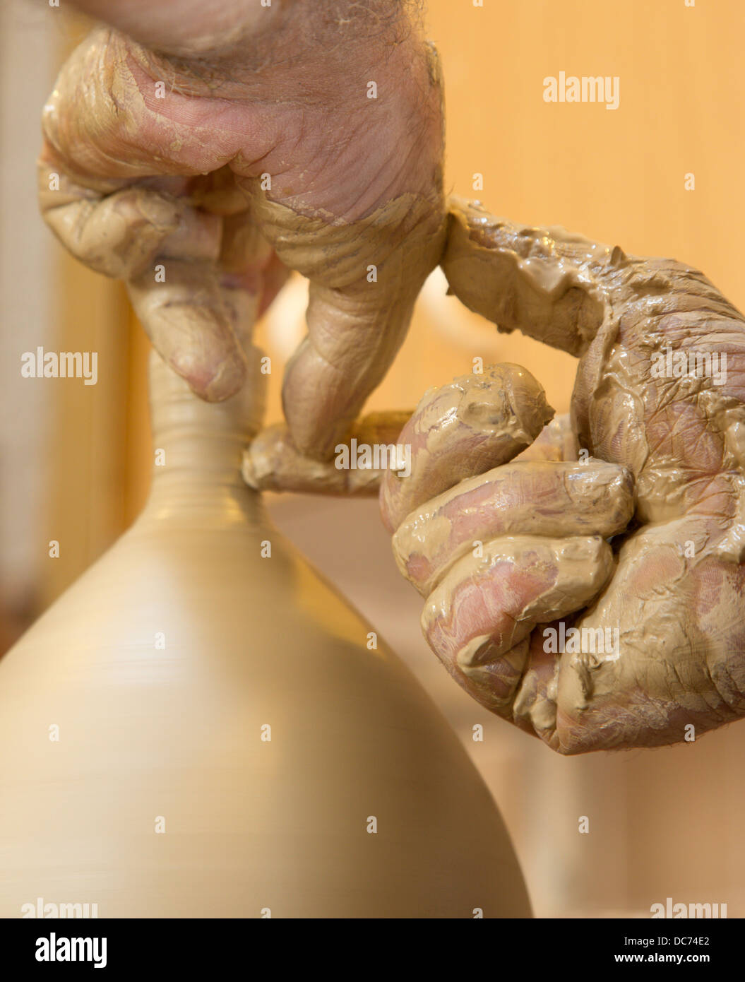 Le mani del vasaio al lavoro Foto Stock