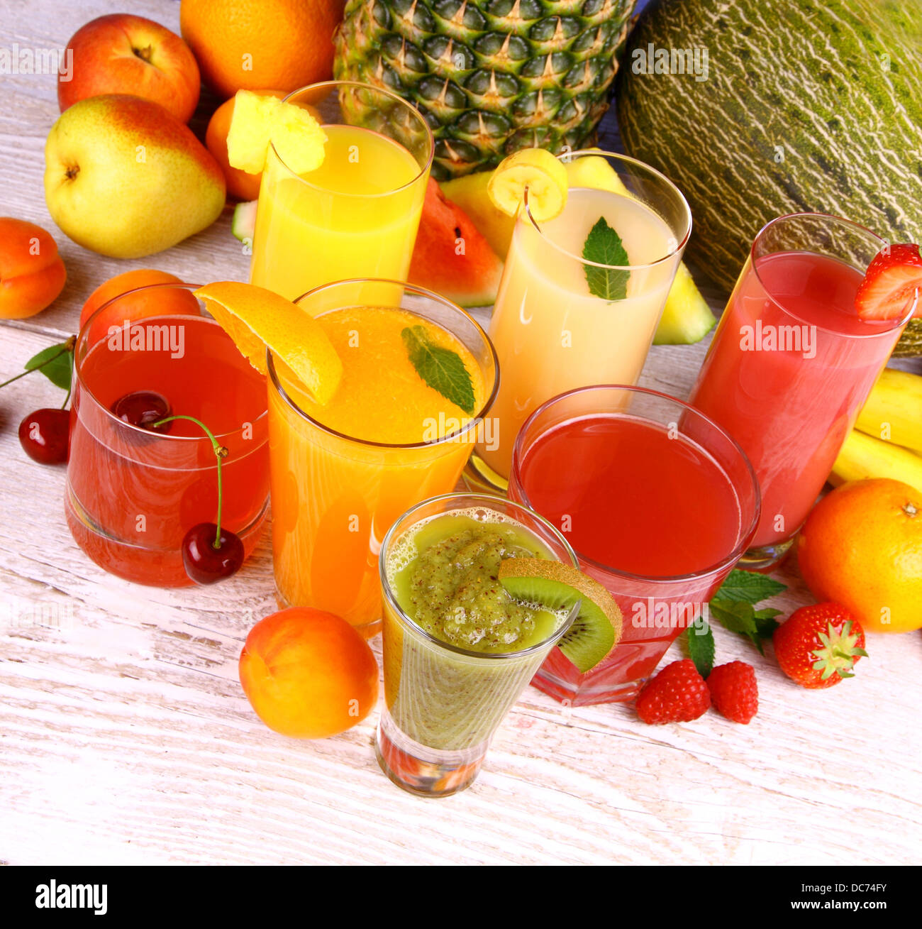 Succo con kiwi, albicocca, ciliegia, ananas e pera, vista dall'alto Foto Stock