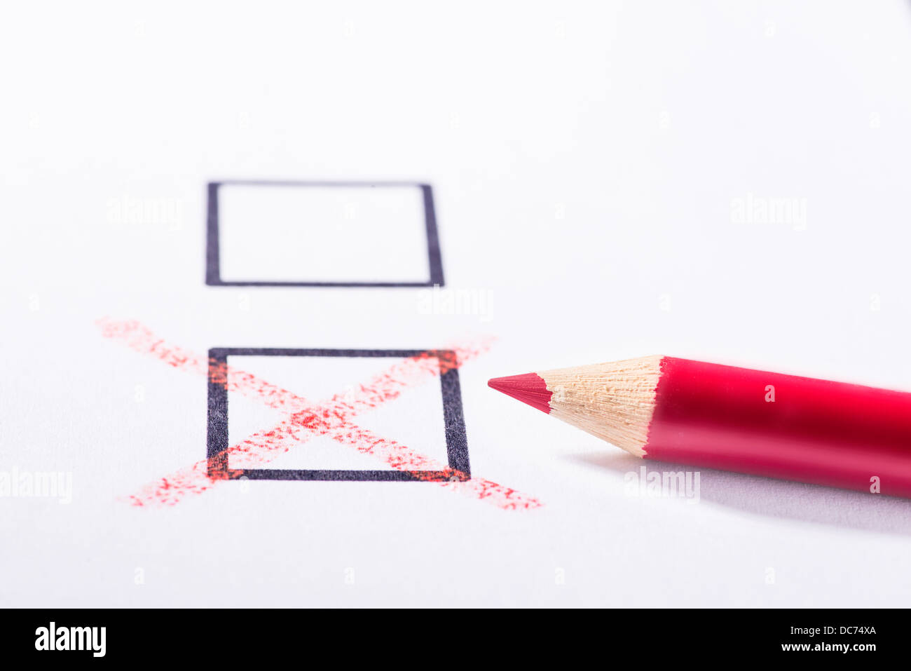 Casella di controllo con matita rossa Foto Stock