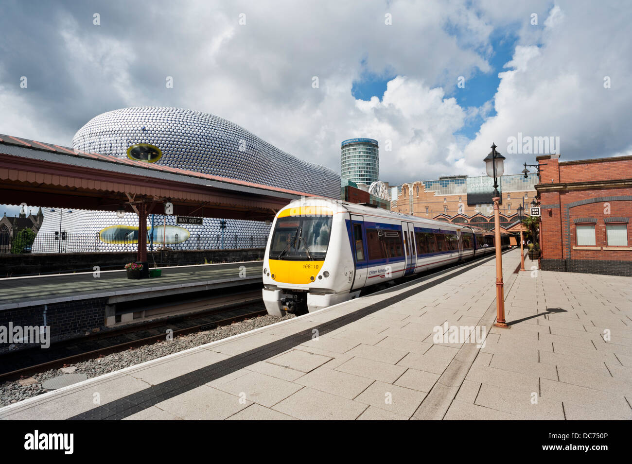 Il rinnovato Moor Street stazione ferroviaria nel centro della città di Birmingham, con l'edificio Selfridges e Rotunda dietro, REGNO UNITO Foto Stock