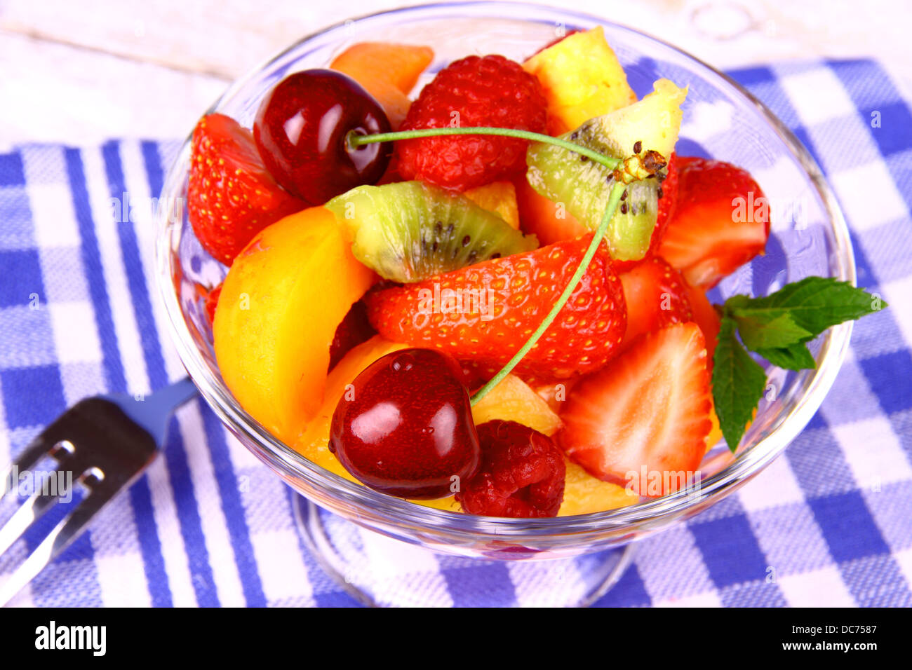 Insalata di frutta in vaso di vetro con dessert forcella, close up Foto Stock