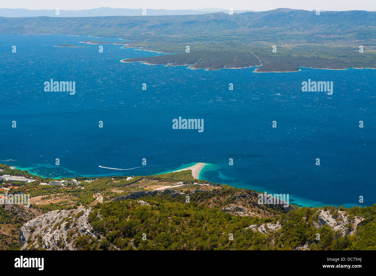 Vista da Vidova Gora alla spiaggia Zlatni Rat, Hvar Canale e l'isola di Hvar, Croazia Foto Stock