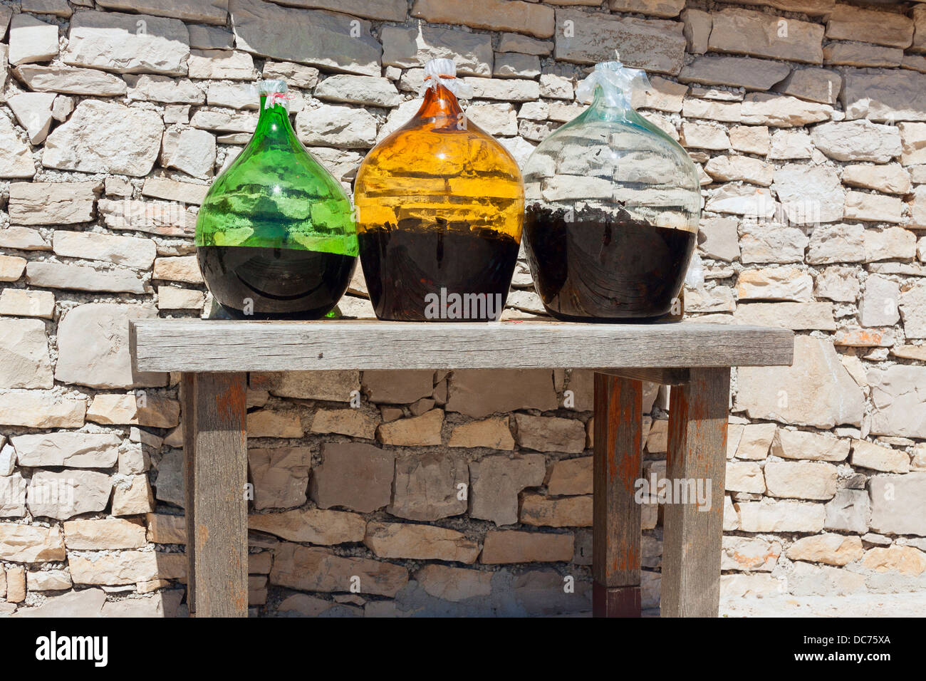Bottiglioni con figura il vino dalla taverna sulla Vidova Gora, Croazia Foto Stock