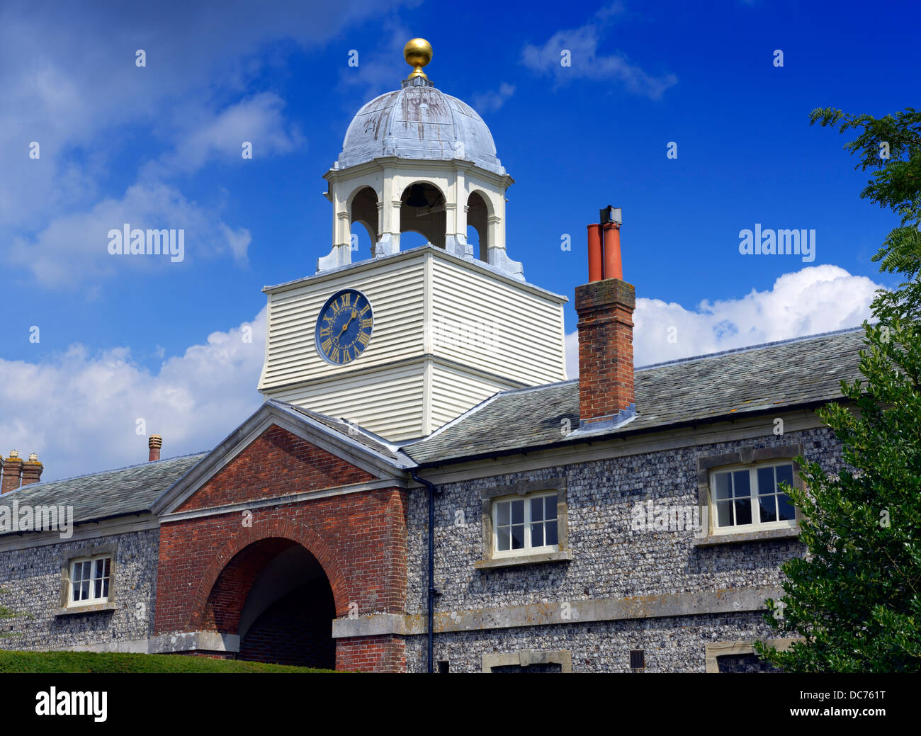 Th torre dell orologio sopra la porta di ingresso al luogo Glynde Elizabethan Manor House, Glynde, East Sussex Foto Stock