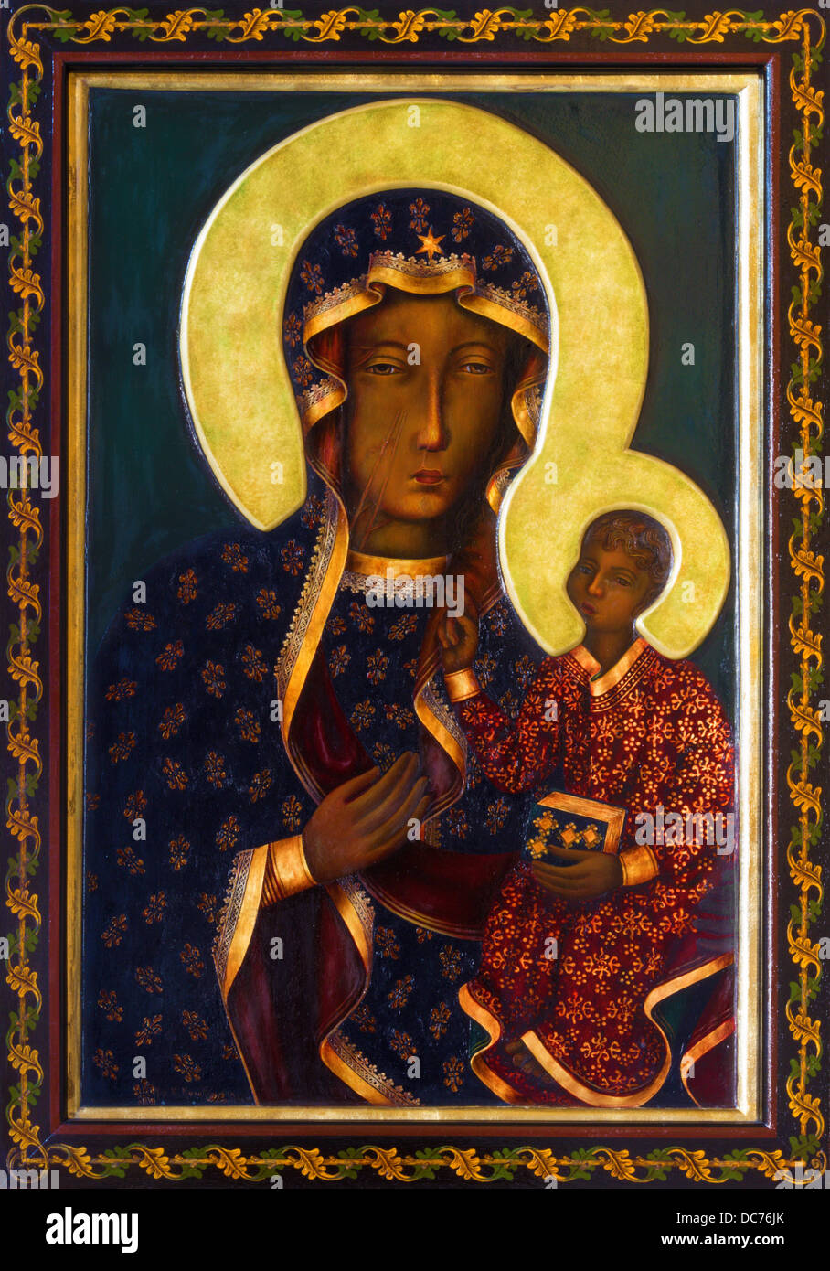 VIENNA - Luglio 27: Icona della Madonna Nera di altare laterale della chiesa Altlerchenfelder da 19. cento. sulla luglio 27, 2013 Vienna. Foto Stock