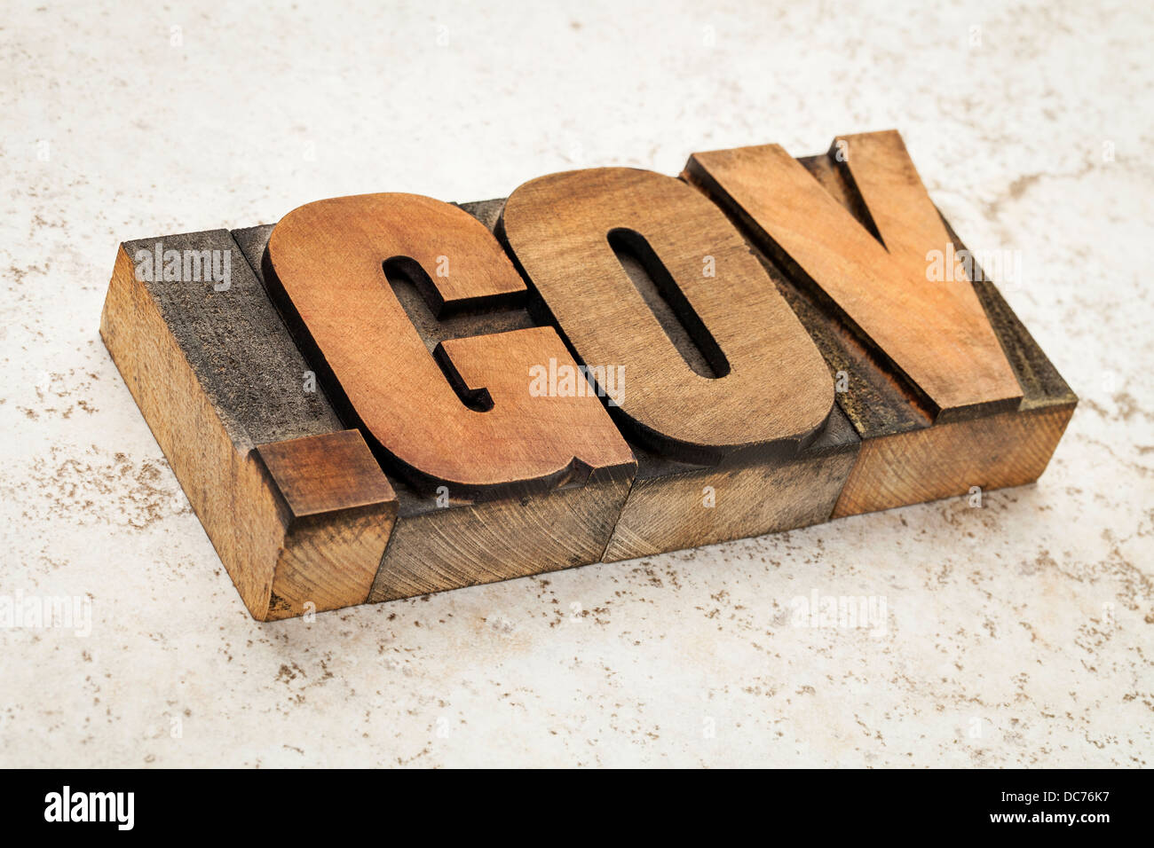 Dot gov dominio internet - indirizzo di rete per il governo- in rilievografia vintage tipo di legno sulla piastrella ceramica sfondo Foto Stock