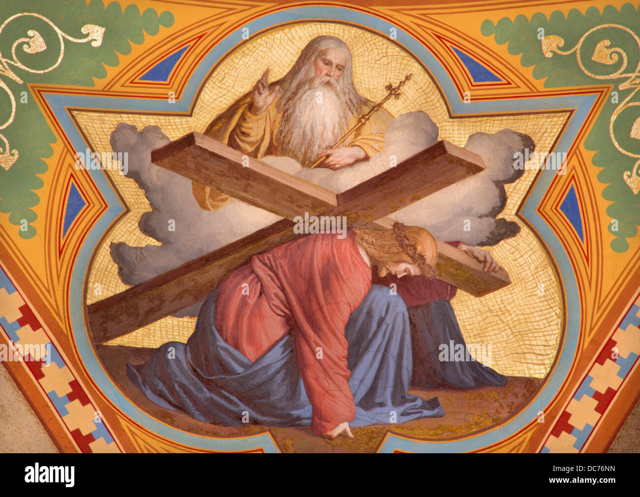 VIENNA - Luglio 27: affresco di Gesù sotto corss e Dio Padre da 19. cento. nella chiesa Altlerchenfelder Foto Stock