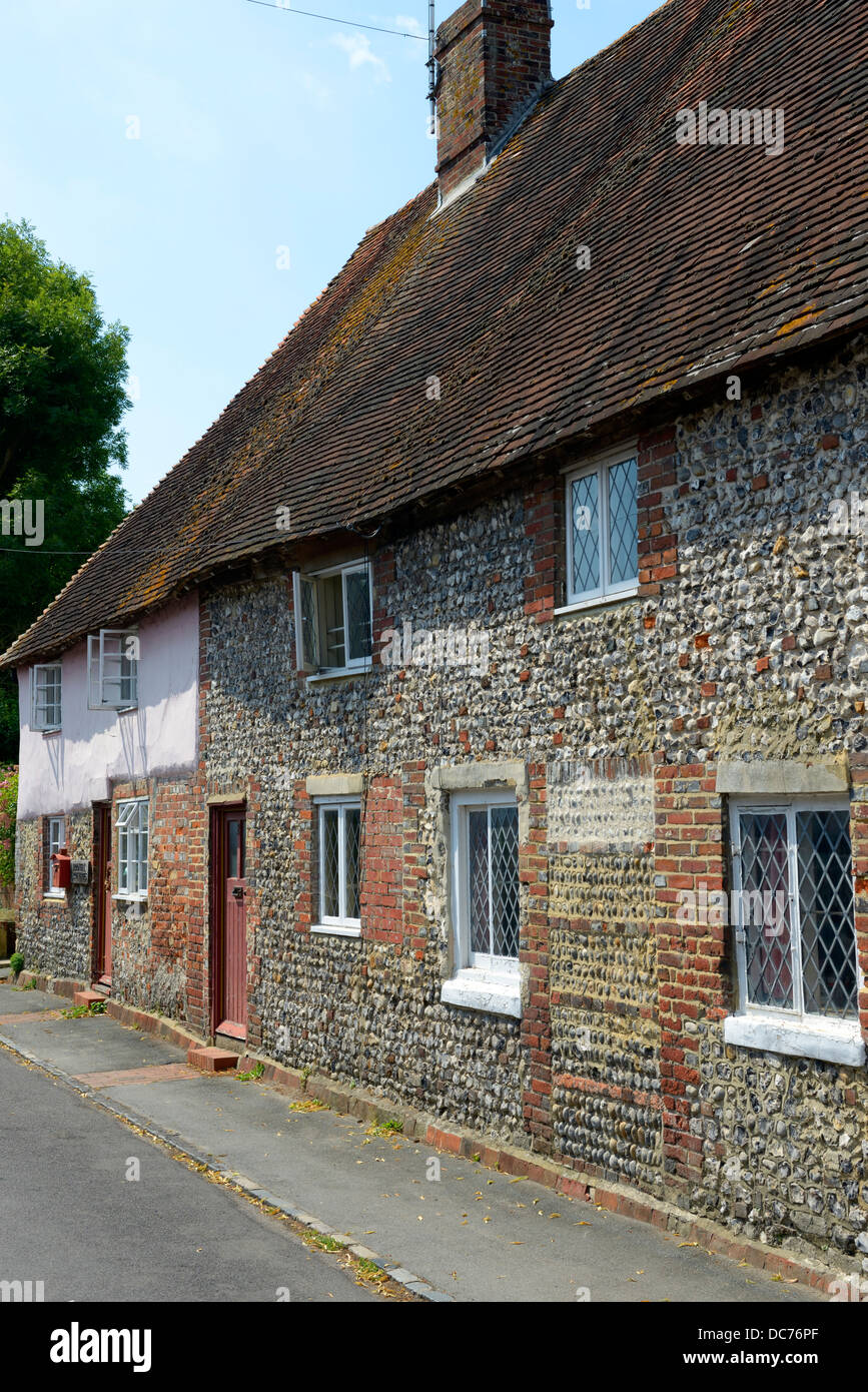 Tradizionale South Downs knapped cottage di Flint nel villaggio di Glynde, East Sussex, Regno Unito Foto Stock