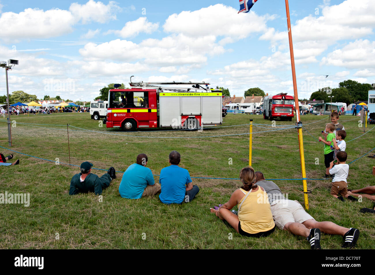 Spettatori guarda come i vecchi veicoli sono visualizzati a una fiera di trasporto a Lingfield, Sussex, Regno Unito Foto Stock