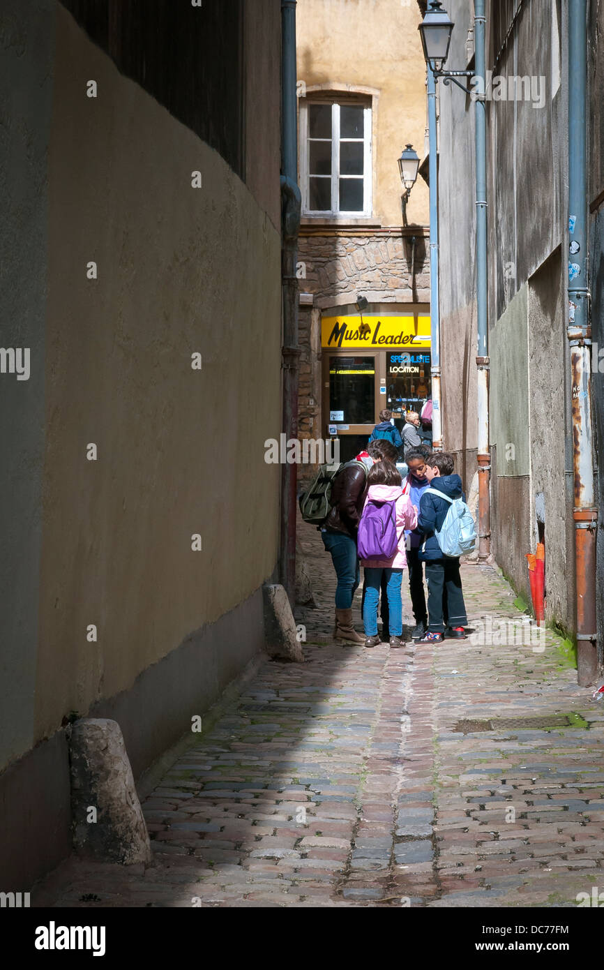 Gli studenti discutono qualcosa dopo la scuola nella città vecchia di Lione, in Francia, in Europa. Foto Stock