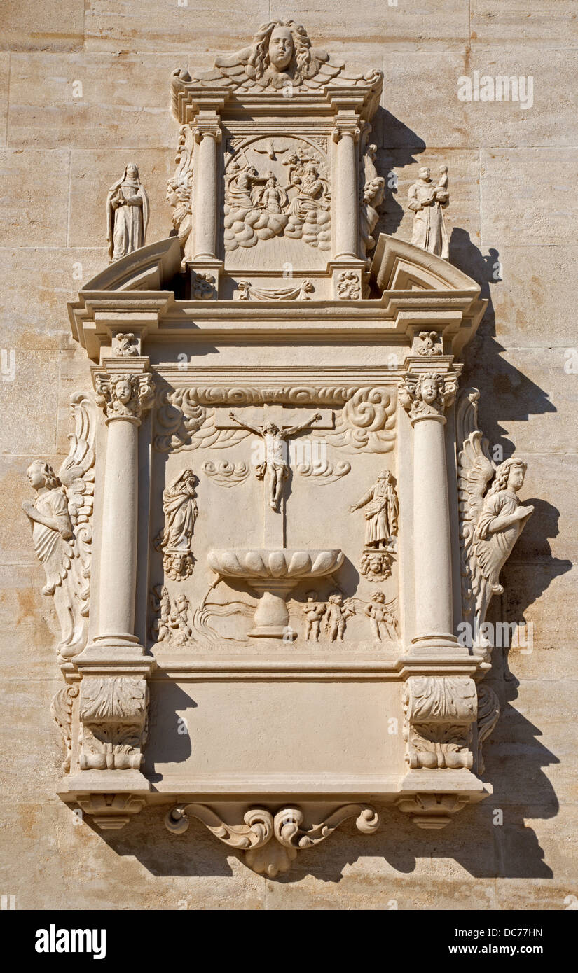 VIENNA - Luglio 27: la tomba di pietra con la crocifissione di Gesù sollievo dalla facciata ovest della chiesa nel monastero di Klosterneuburg Foto Stock