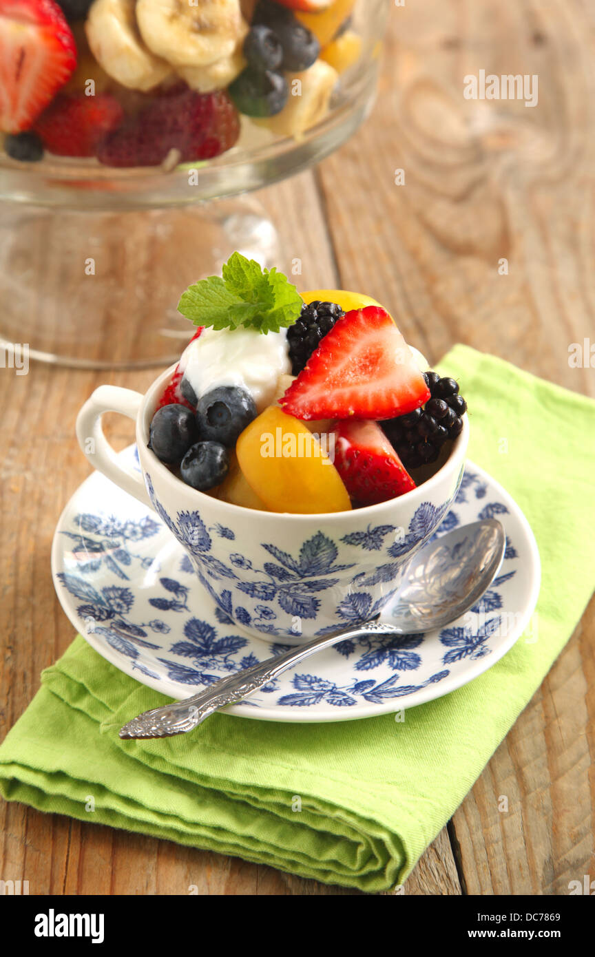 Macedonia di frutta con yogurt Foto Stock