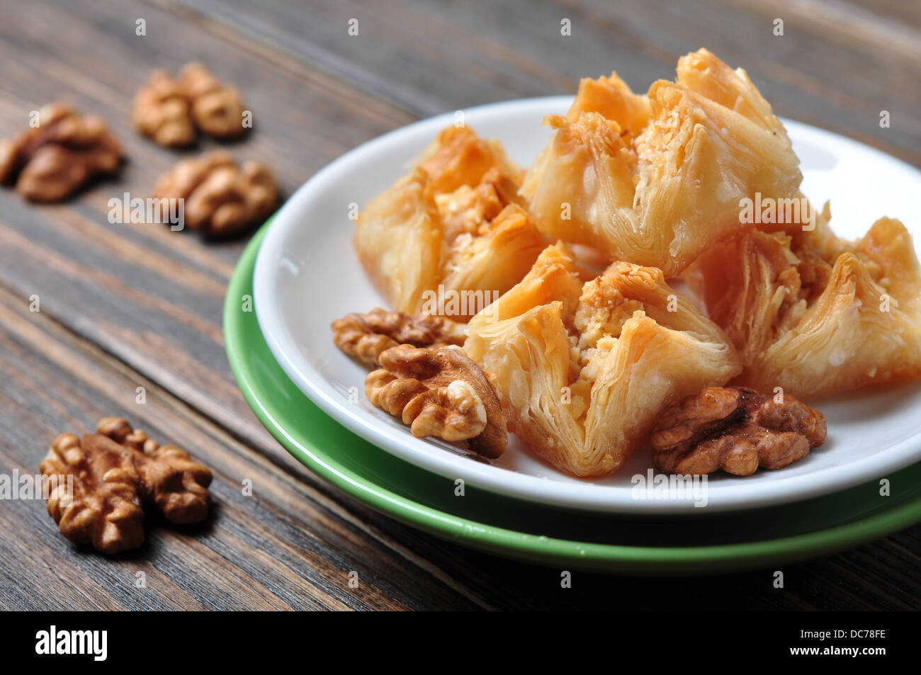 Turco tradizionale dessert arabo - baklava con miele e noci Foto Stock